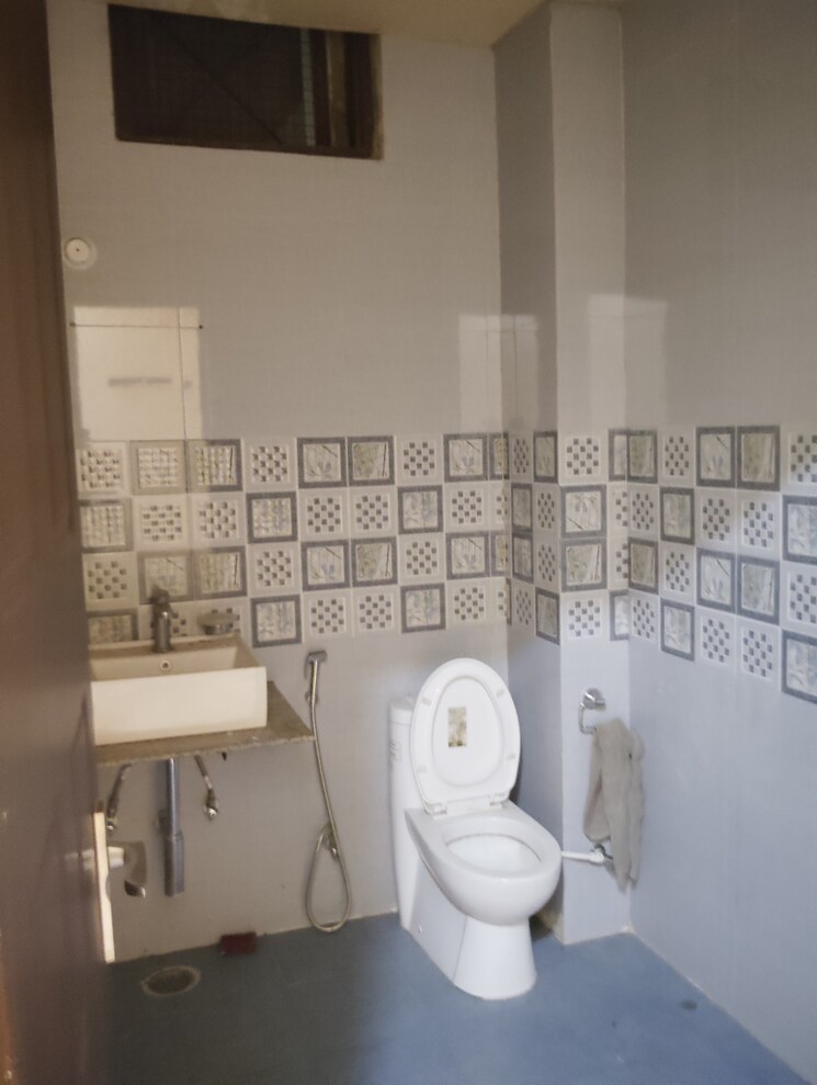 Bathroom, aliganj 3 Bedroom 1500 Sq.Ft. Apartment In Aliganj Lucknow 8623332