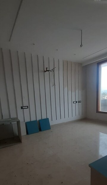 Room in 3 BHK Builder Floor at Sector 16 – for Rent