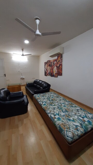 Room in 3 BHK Apartment at Satellite – for Rent