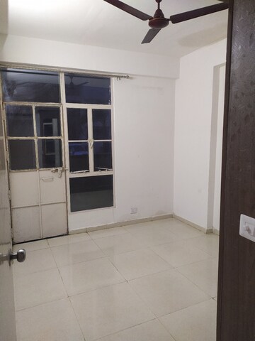 Room in 3 BHK Apartment at Signature Global Golf Greens, Sector 79 – for Rent
