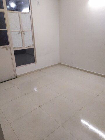 Room in 3 BHK Apartment at Signature Global Golf Greens, Sector 79 – for Rent