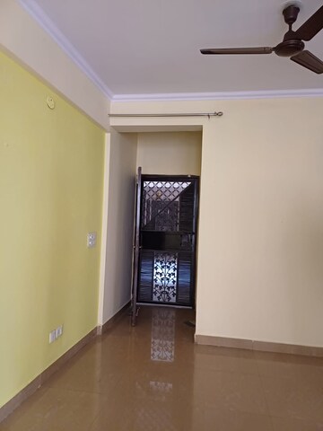 Room in 3 BHK Villa at Omicron I Greater Noida – for Rent
