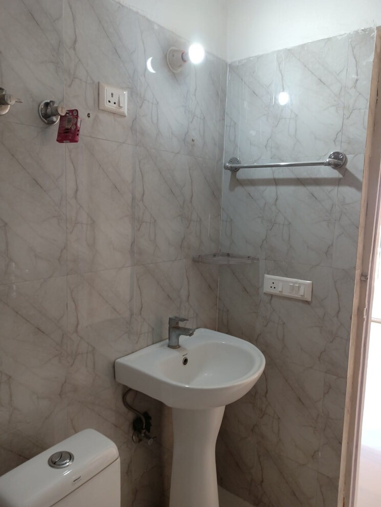 Bathroom, ajnara-homes 2 Bedroom 925 Sq.Ft. Apartment In Sector 16b Greater Noida Greater Noida 8623744