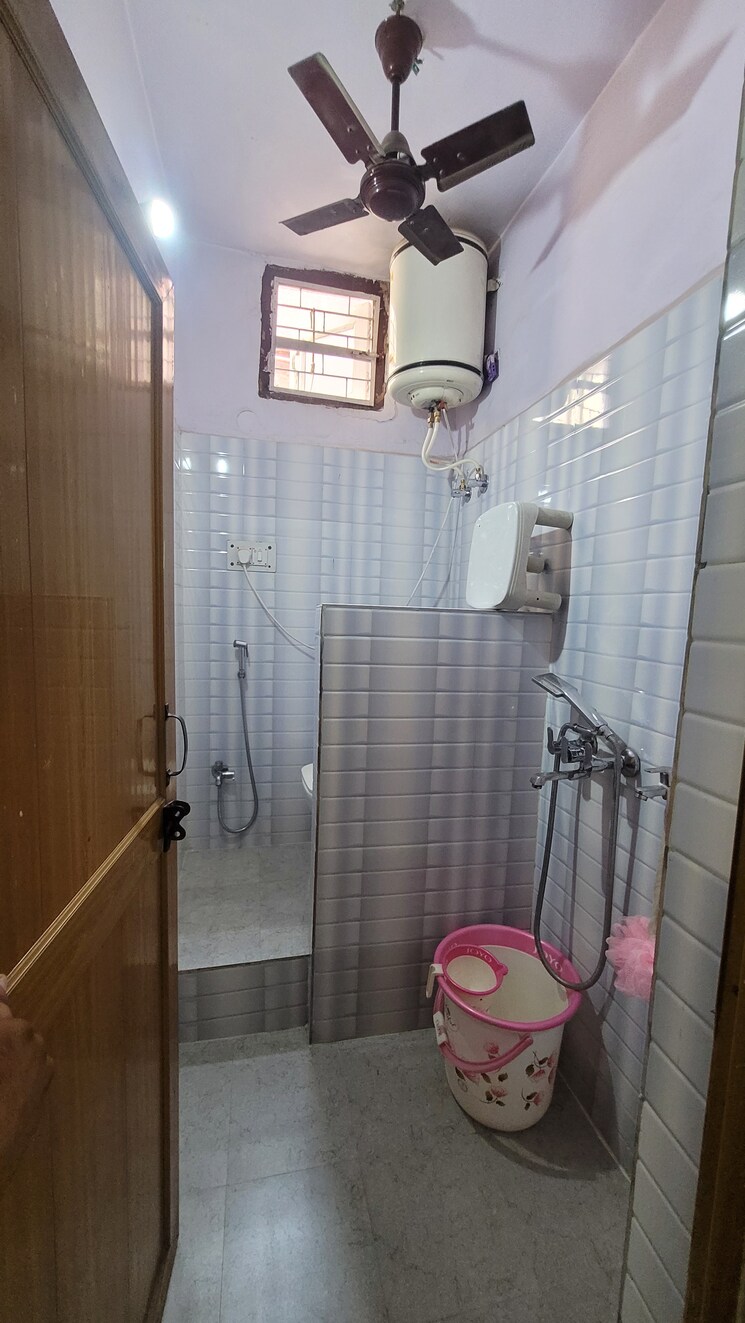 Bathroom, dilshad colony 1 Bedroom 450 Sq.Ft. Builder Floor In Dilshad Colony Delhi 8623953