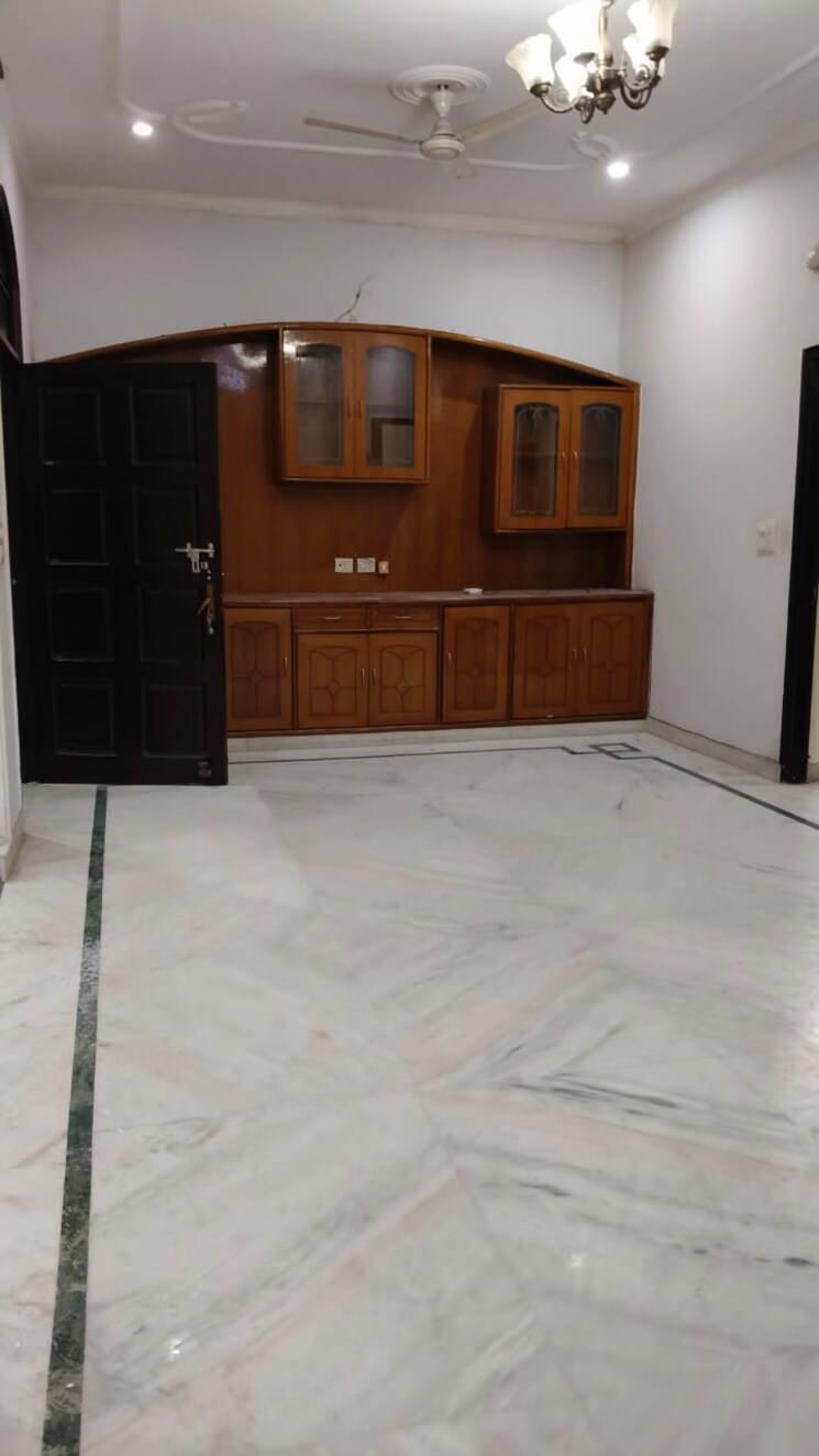 Room, sector 15 3 Bedroom 3150 Sq.Ft. Independent House In Sector 15 Faridabad 8623966