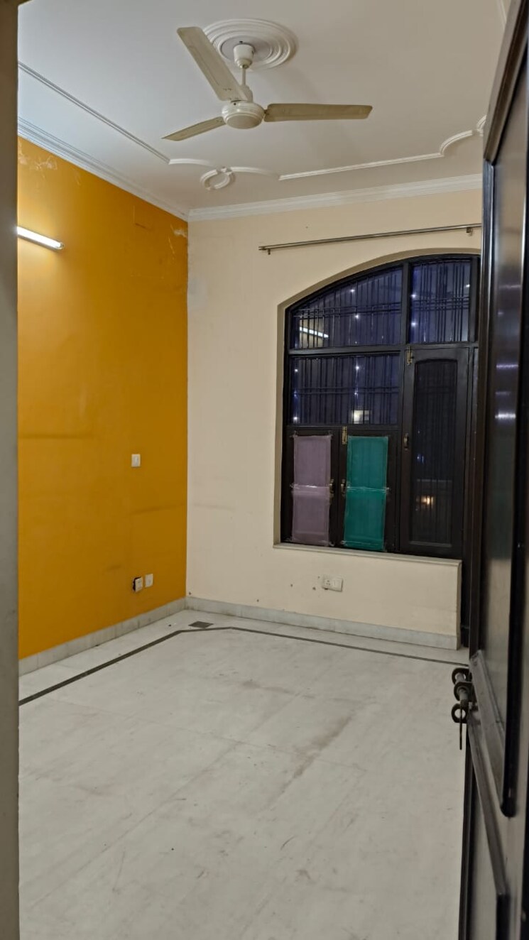 Room, sector 15 3 Bedroom 3150 Sq.Ft. Independent House In Sector 15 Faridabad 8623966