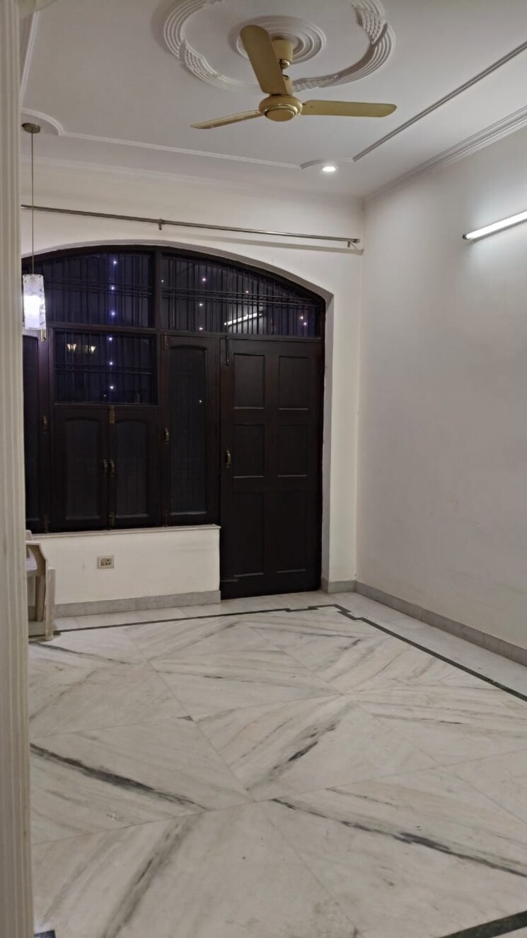 Room, sector 15 3 Bedroom 3150 Sq.Ft. Independent House In Sector 15 Faridabad 8623966