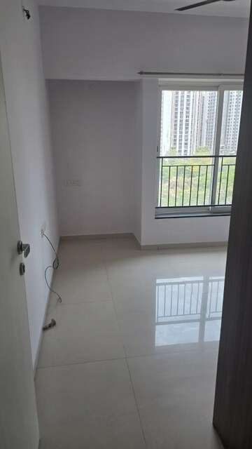 Room in 2 BHK Apartment at Piramal Vaikunth, Balkum Pada – for Rent