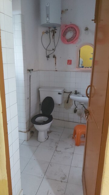Bathroom in 1 RK Apartment at Mayur Vihar – for Rent