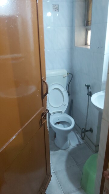 Attached Bathroom in 1 RK Apartment at Mayur Vihar – for Rent