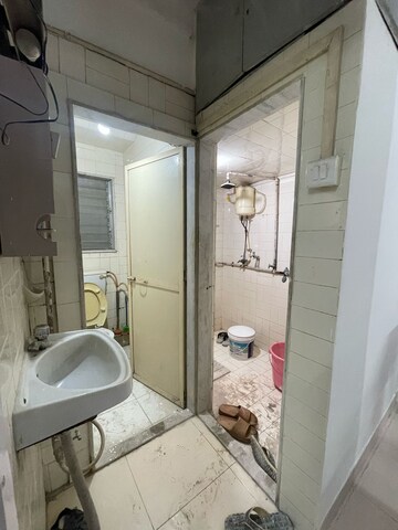 Bathroom in 1 BHK Apartment at Andheri West – for Rent