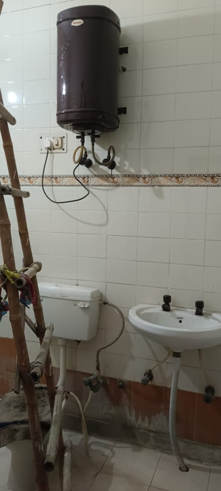 Bathroom, sector 16 a 1.5 Bedroom 800 Sq.Ft. Independent House In Sector 16 A Faridabad 8624009