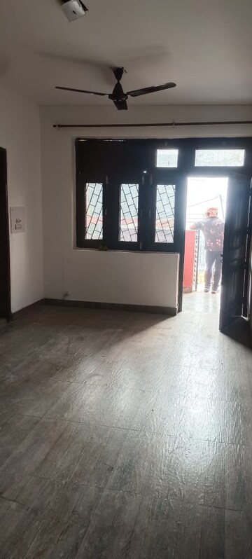 Room in 2 BHK Independent House at Sector 16 – for Rent