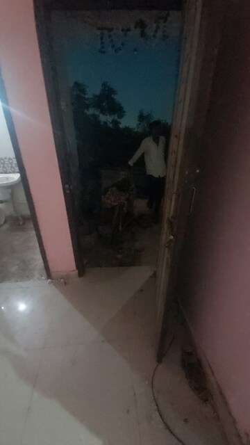 Furnished Amenities in 2.5 BHK Apartment at Mayur Vihar – for Rent