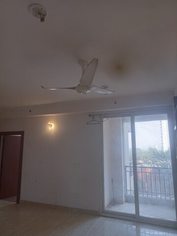Room in 2 BHK Apartment at Amrapali Golf Homes, Sector 4 Greater Noida – for Rent