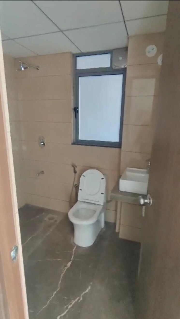 Bathroom, rustomjee-urbania-azziano-l-wing 2 Bedroom 713 Sq.Ft. Apartment In Majiwada Thane 8624075