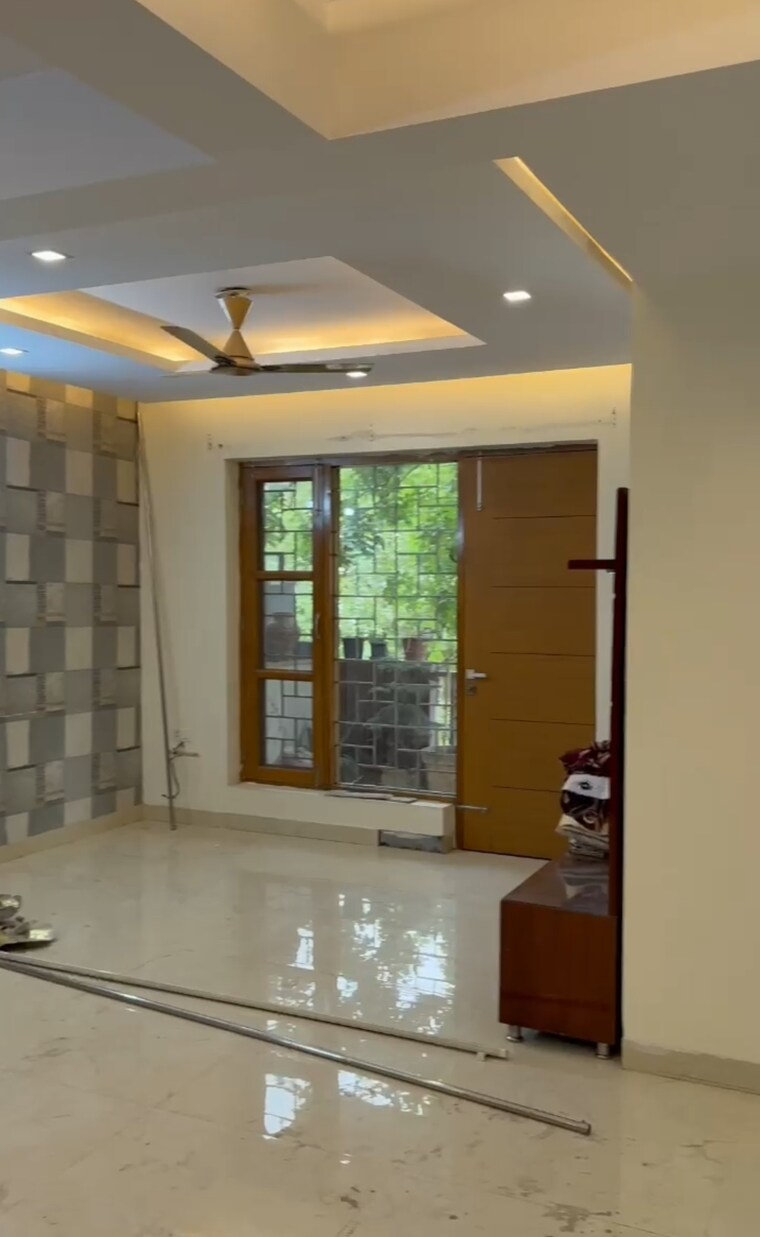 Room, parklands 3 Bedroom 250 Sq.Yd. Builder Floor In Sector 85 Faridabad 8624225