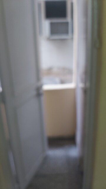 Furnished Amenities in 2.5 BHK Builder Floor at Mayur Vihar – for Rent