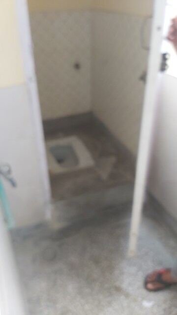 Furnished Amenities in 2.5 BHK Builder Floor at Mayur Vihar – for Rent