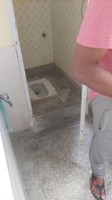 Furnished Amenities in 2.5 BHK Builder Floor at Mayur Vihar – for Rent