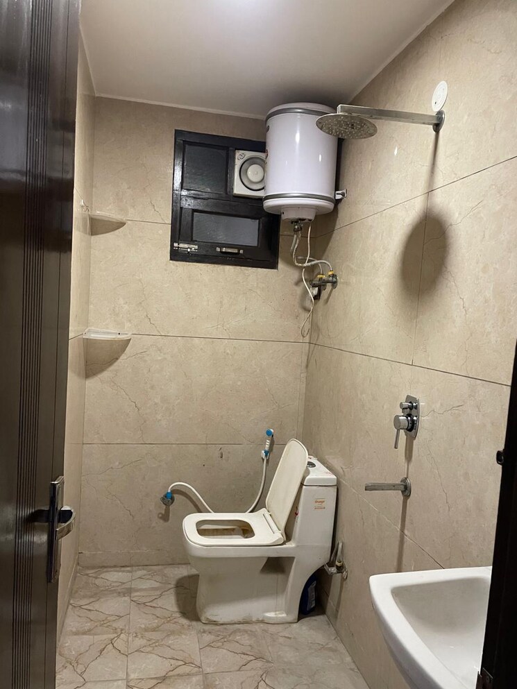 Bathroom, panchsheel vihar 2 Bedroom 75 Sq.Yd. Builder Floor In Panchsheel Vihar Delhi 8624432