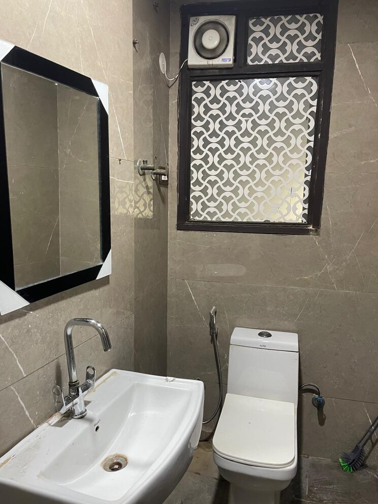 Attached Bathroom, panchsheel vihar 2 Bedroom 75 Sq.Yd. Builder Floor In Panchsheel Vihar Delhi 8624432