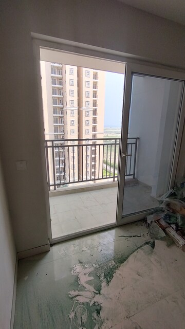Room in 3 BHK Apartment at Eldeco Live By The Greens, Sector 150 – for Rent