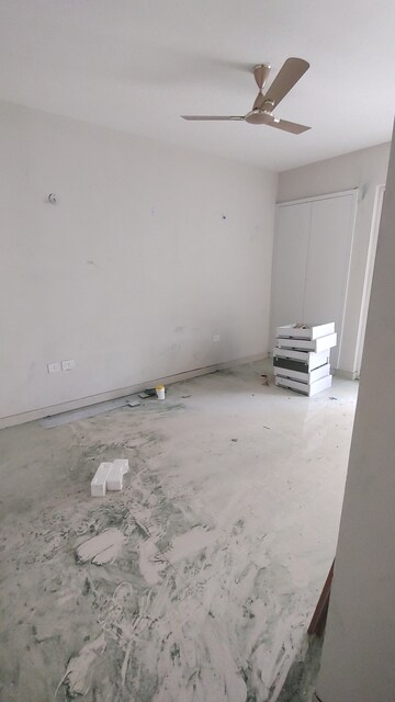 Room in 3 BHK Apartment at Eldeco Live By The Greens, Sector 150 – for Rent
