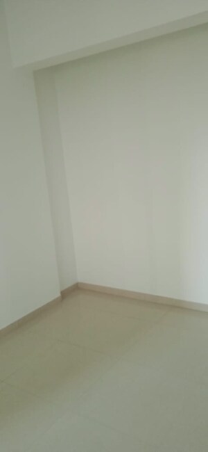 Room in 1.5 BHK Apartment at Lodha Amara, Kolshet Road – for Sale