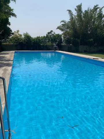 Swimming Pool in 1.5 BHK Apartment at Lodha Amara, Kolshet Road – for Sale