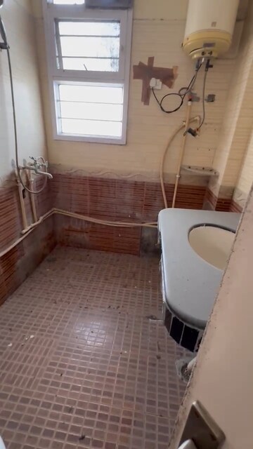 Bathroom in 4 BHK Apartment at Ridge View Apartment, Sector 21c – for Rent