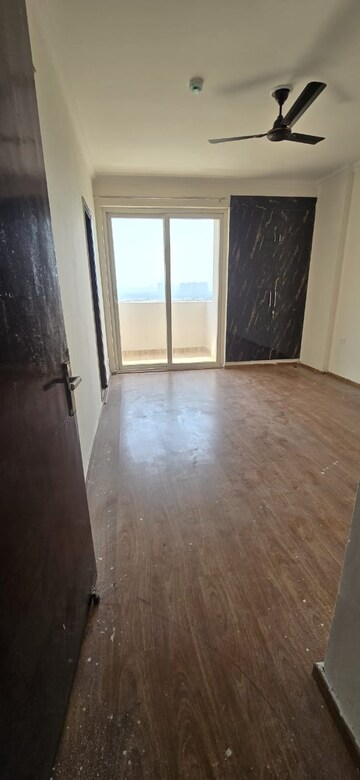 Room in 3 BHK Apartment at Shri Radha Sky Gardens, Sector 16b Greater Noida – for Rent