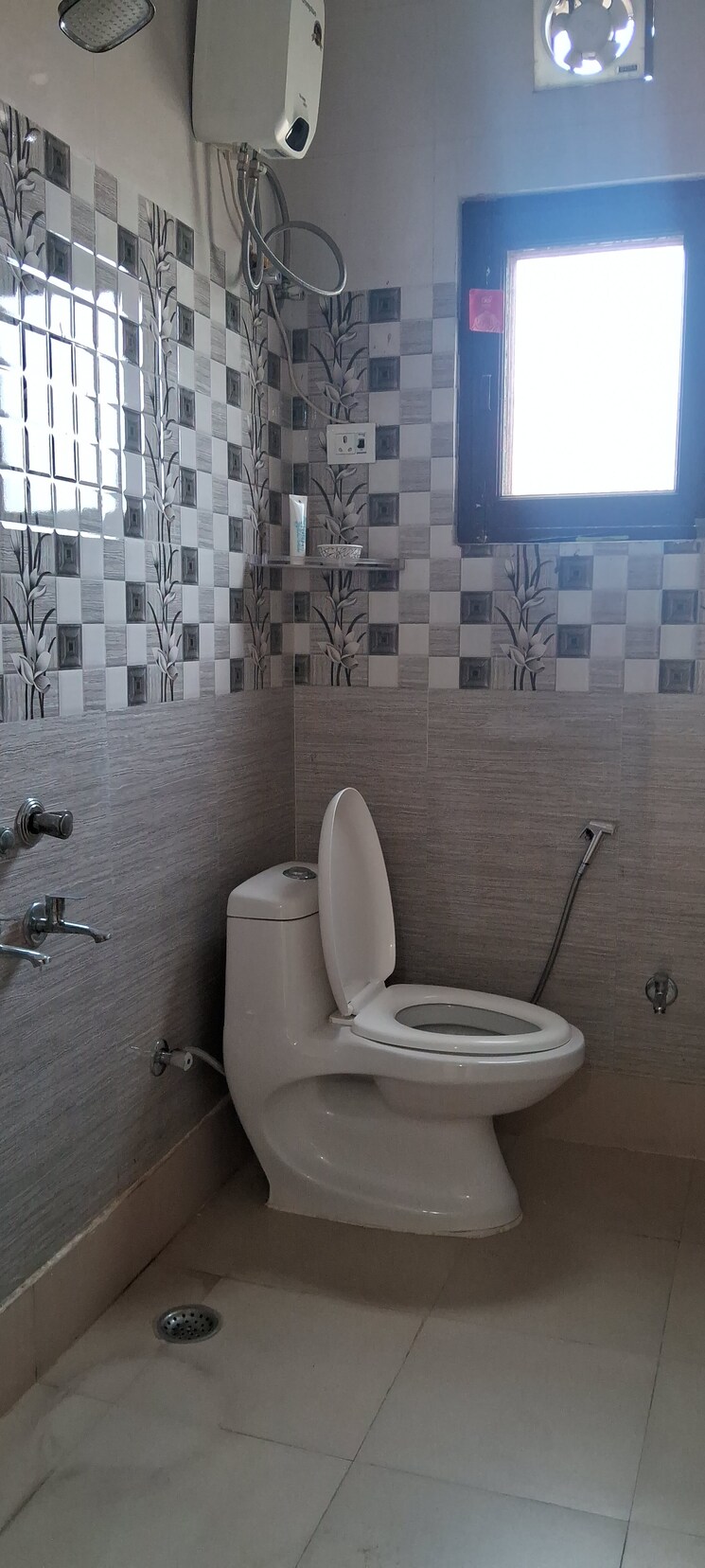 Bathroom, sarita vihar 2 Bedroom 900 Sq.Ft. Apartment In Sarita Vihar Delhi 8625486