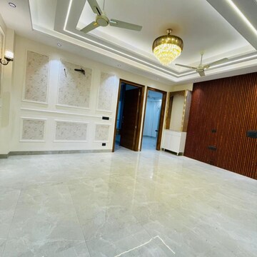 Room in 3 BHK Builder Floor at Landmark Cyber Park, Sector 67 – for Sale