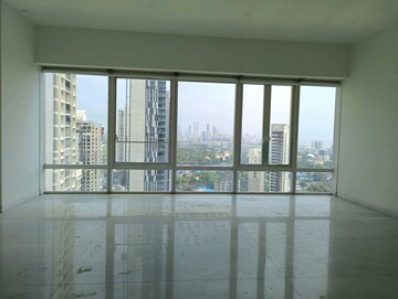 Room in 3 BHK Apartment at Indiabulls Blu, Worli – for Rent