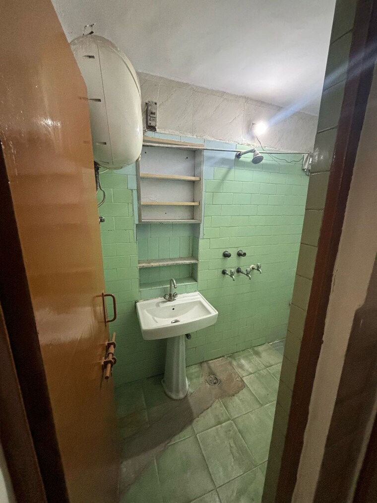 Bathroom, himagiri-apartments 2 Bedroom 1150 Sq.Ft. Apartment In Sector 34 Noida 8625903