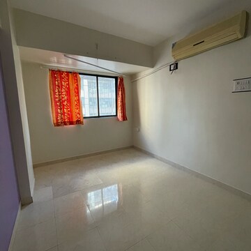 Room in 1 BHK Apartment at Goregaon East – for Rent