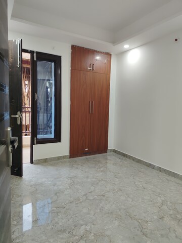 Room in 2 BHK Builder Floor at Brij Vatika, Sector 73 – for Rent