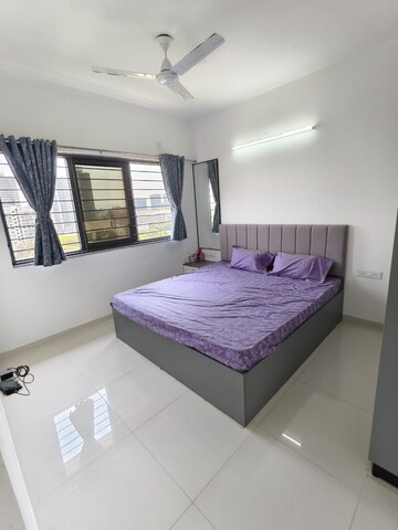Bedroom in 1.5 BHK Apartment at Amanora Gold Towers, Hadapsar – for Rent