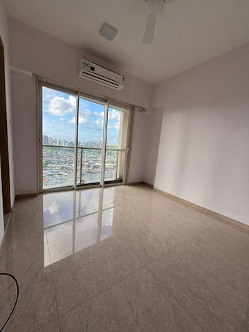 Room in 3 BHK Apartment at JP Decks, Goregaon East – for Rent