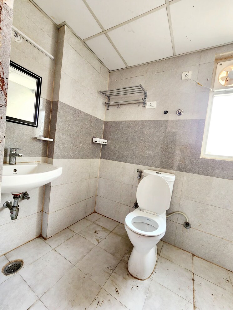 Bathroom, amrapali-leisure-park 3 Bedroom 1145 Sq.Ft. Apartment In Amrapali Leisure Valley Greater Noida 8626896