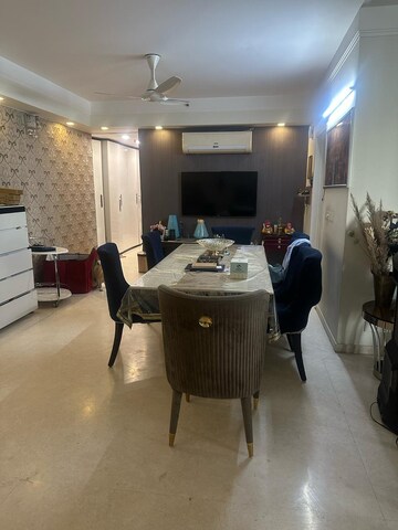 Master Bedroom in 4 BHK Apartment at DLF The Belaire, Sector 54 – for Rent