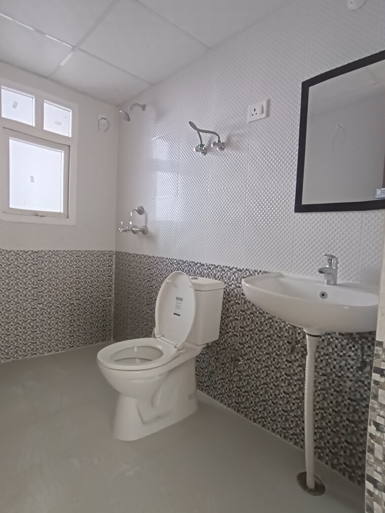 Bathroom, saviour-park 2.5 Bedroom 1285 Sq.Ft. Apartment In Mohan Nagar Ghaziabad 8627172
