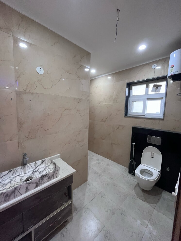 Bathroom, unitech-south-city-1 4 Bedroom 360 Sq.Yd. Builder Floor In South City 1 Gurgaon 8627231