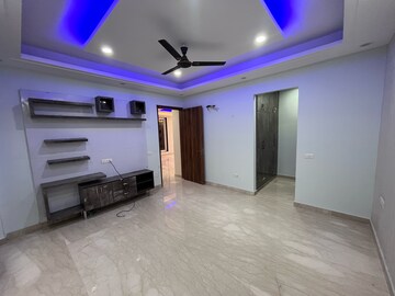 Room in 4 BHK Builder Floor at Unitech South City 1, South City 1 – for Rent