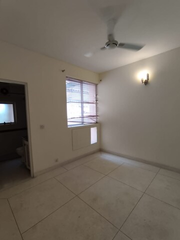 Room in 4 BHK Apartment at DLF Trinity Towers, Dlf Phase V – for Rent