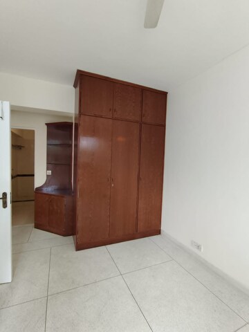 Room in 4 BHK Apartment at DLF Trinity Towers, Dlf Phase V – for Rent