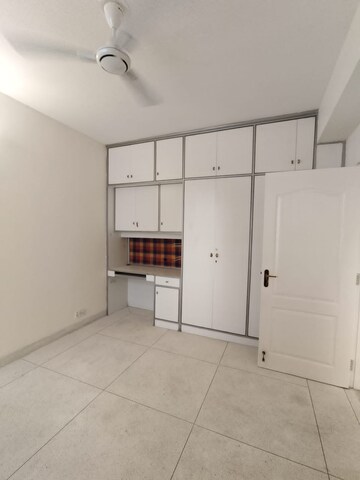 Room in 4 BHK Apartment at DLF Trinity Towers, Dlf Phase V – for Rent