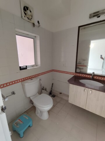 Bathroom in 4 BHK Apartment at DLF Trinity Towers, Dlf Phase V – for Rent