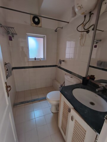 Master Bedroom in 4 BHK Apartment at DLF Trinity Towers, Dlf Phase V – for Rent